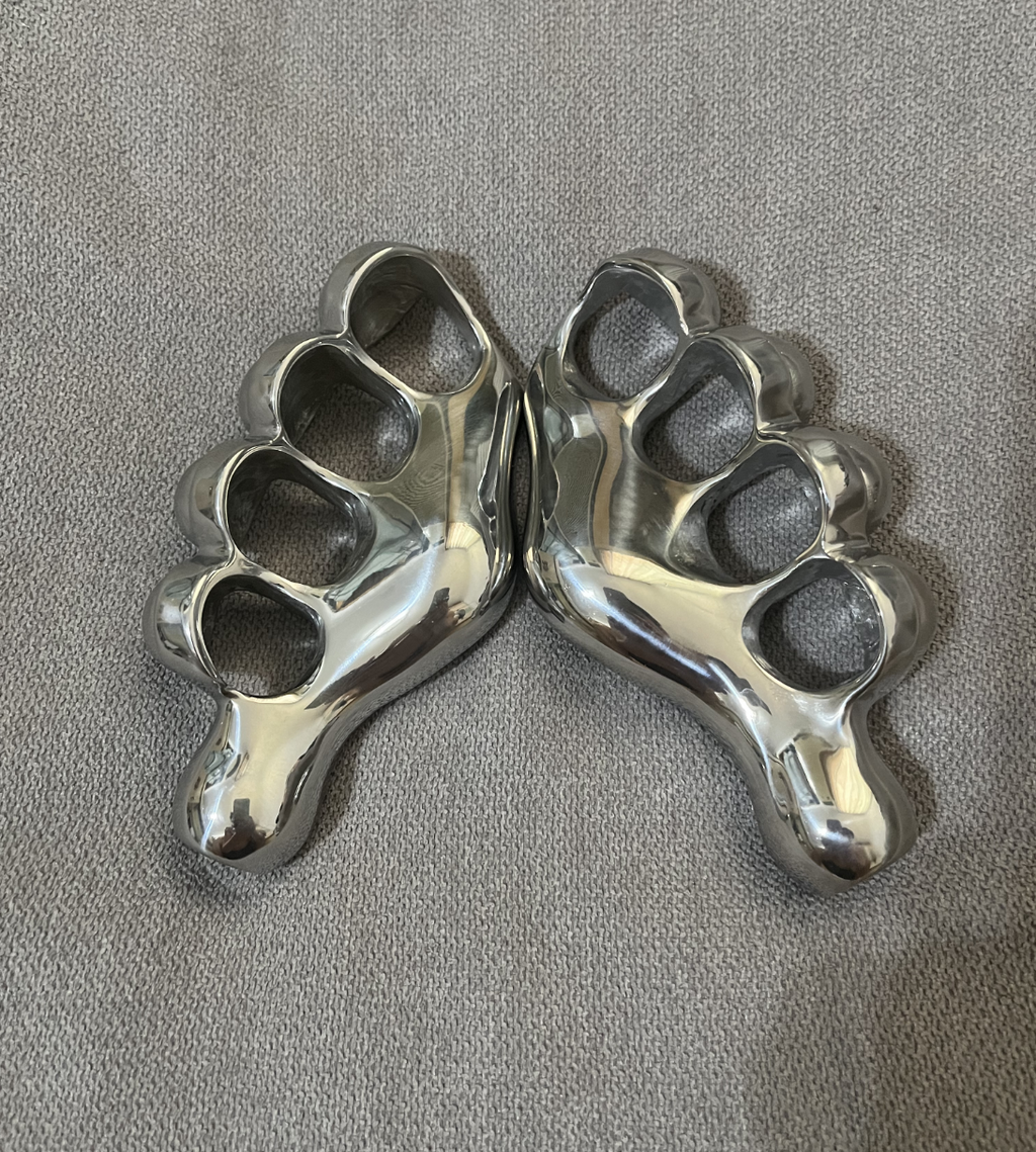 Self-defense four-finger iron fist
