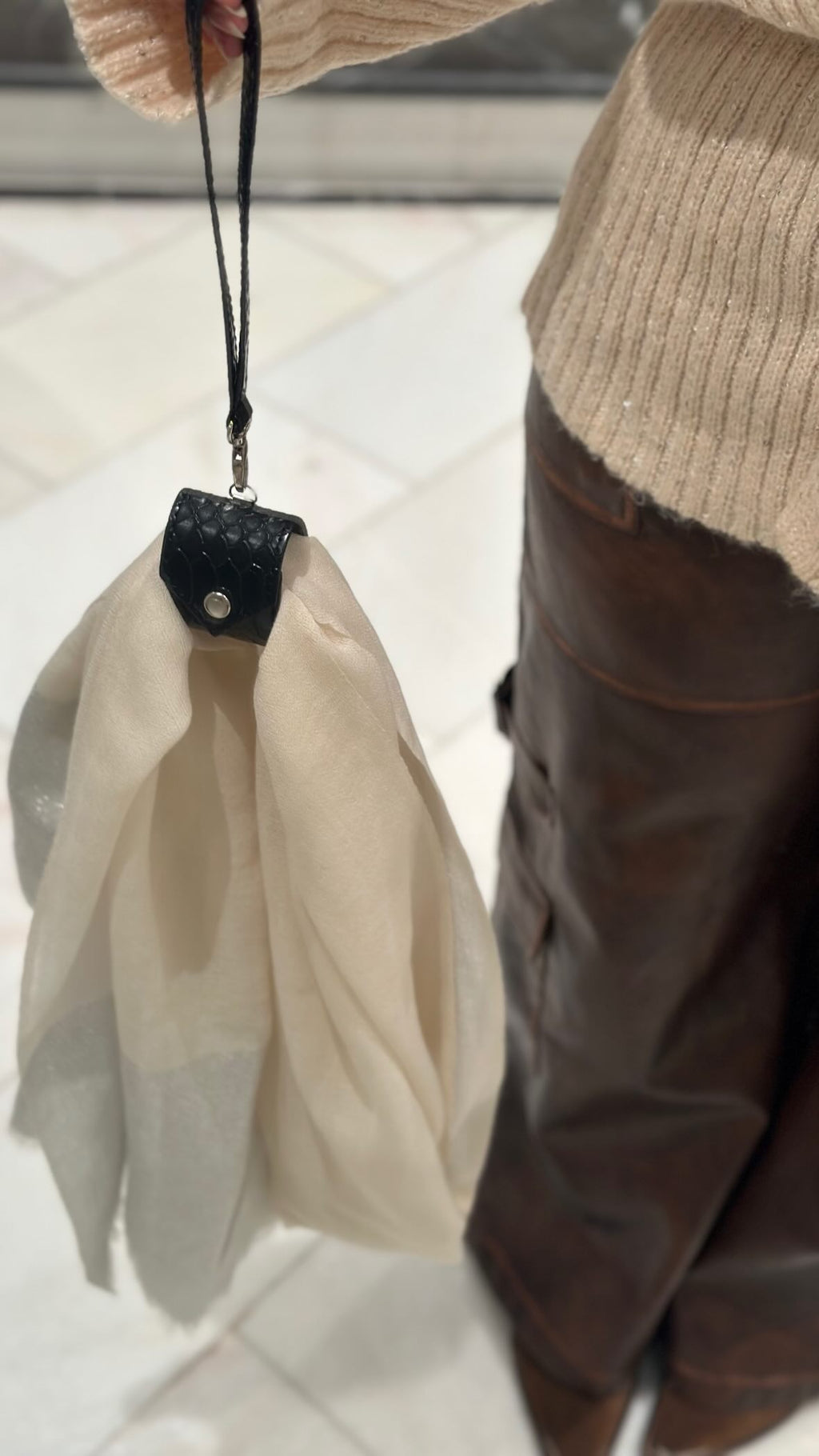 Scarf storage pendant