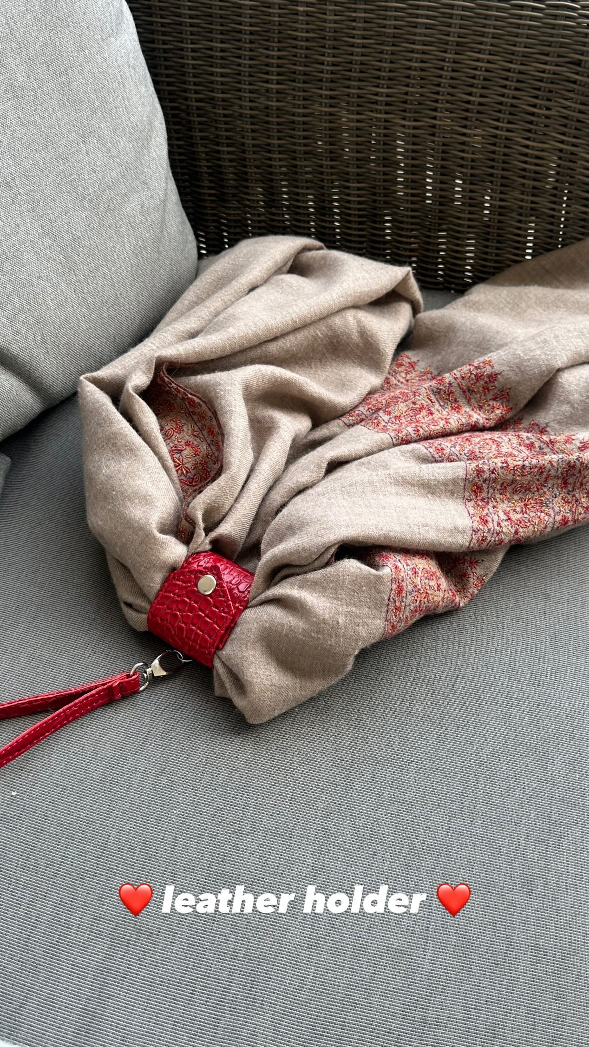 Scarf storage pendant