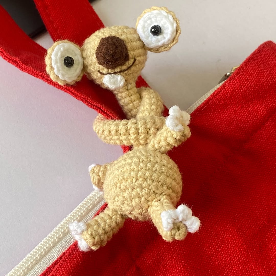 Long-necked sloth doll crochet pendant