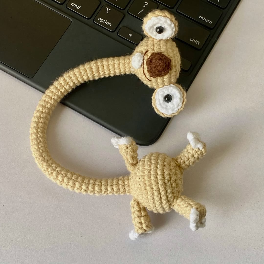 Long-necked sloth doll crochet pendant
