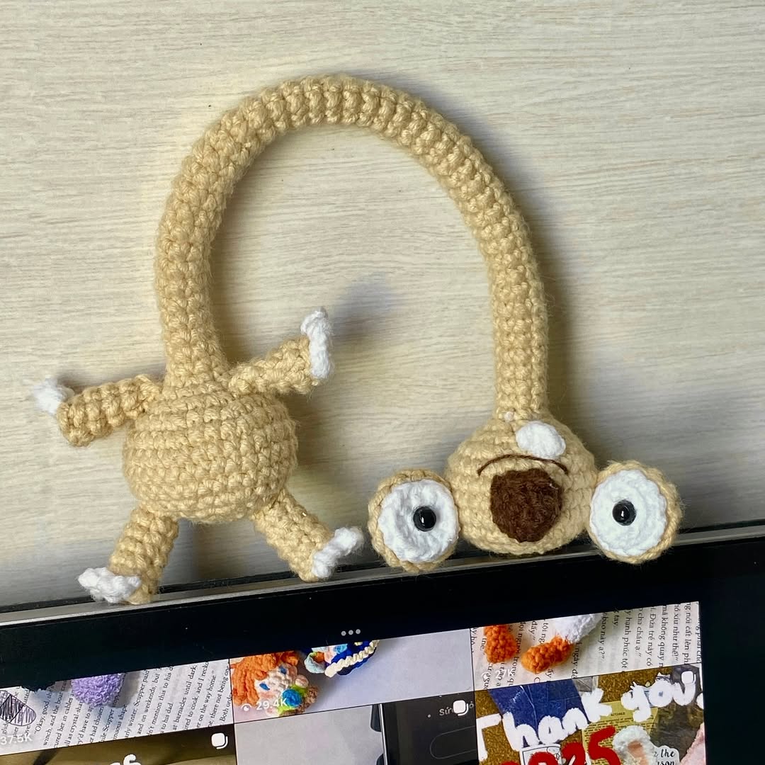 Long-necked sloth doll crochet pendant