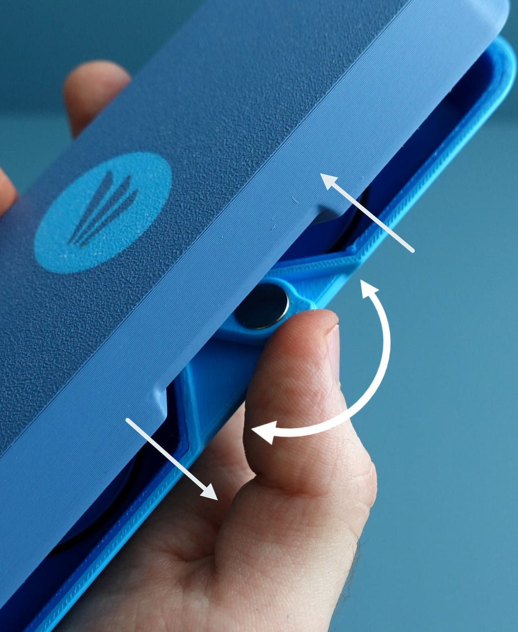 One-handed operation of the glasses case