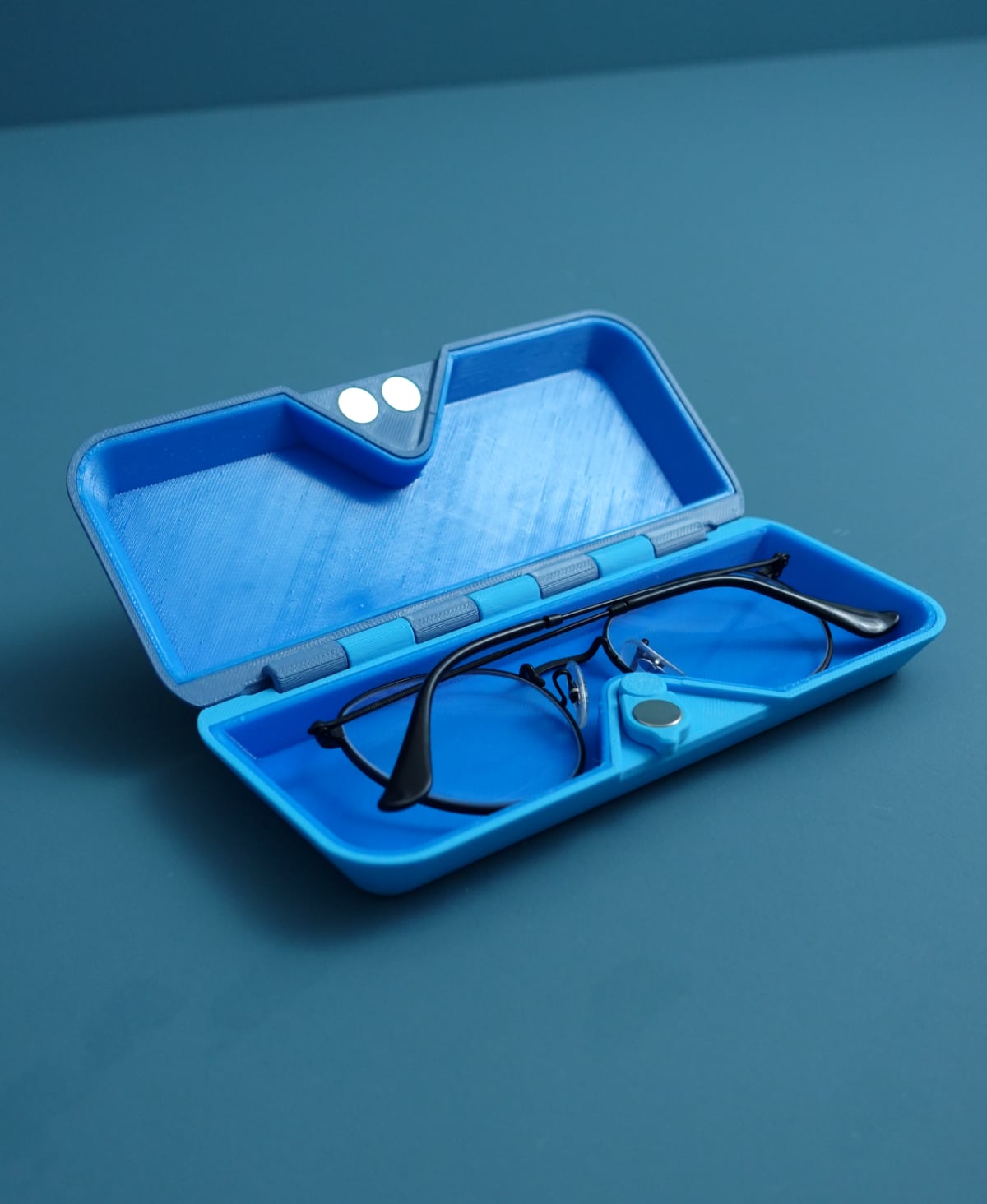 One-handed operation of the glasses case