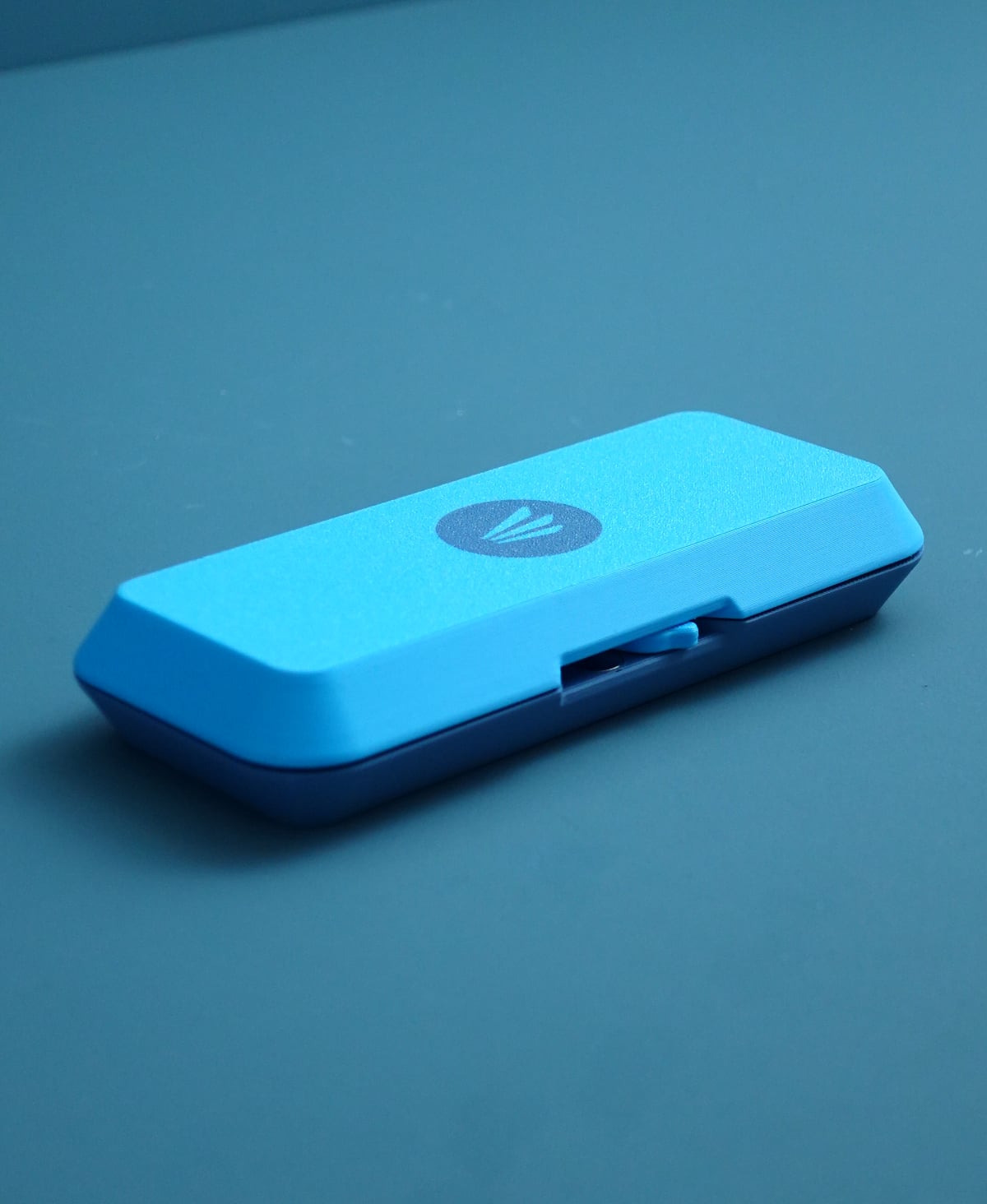 One-handed operation of the glasses case