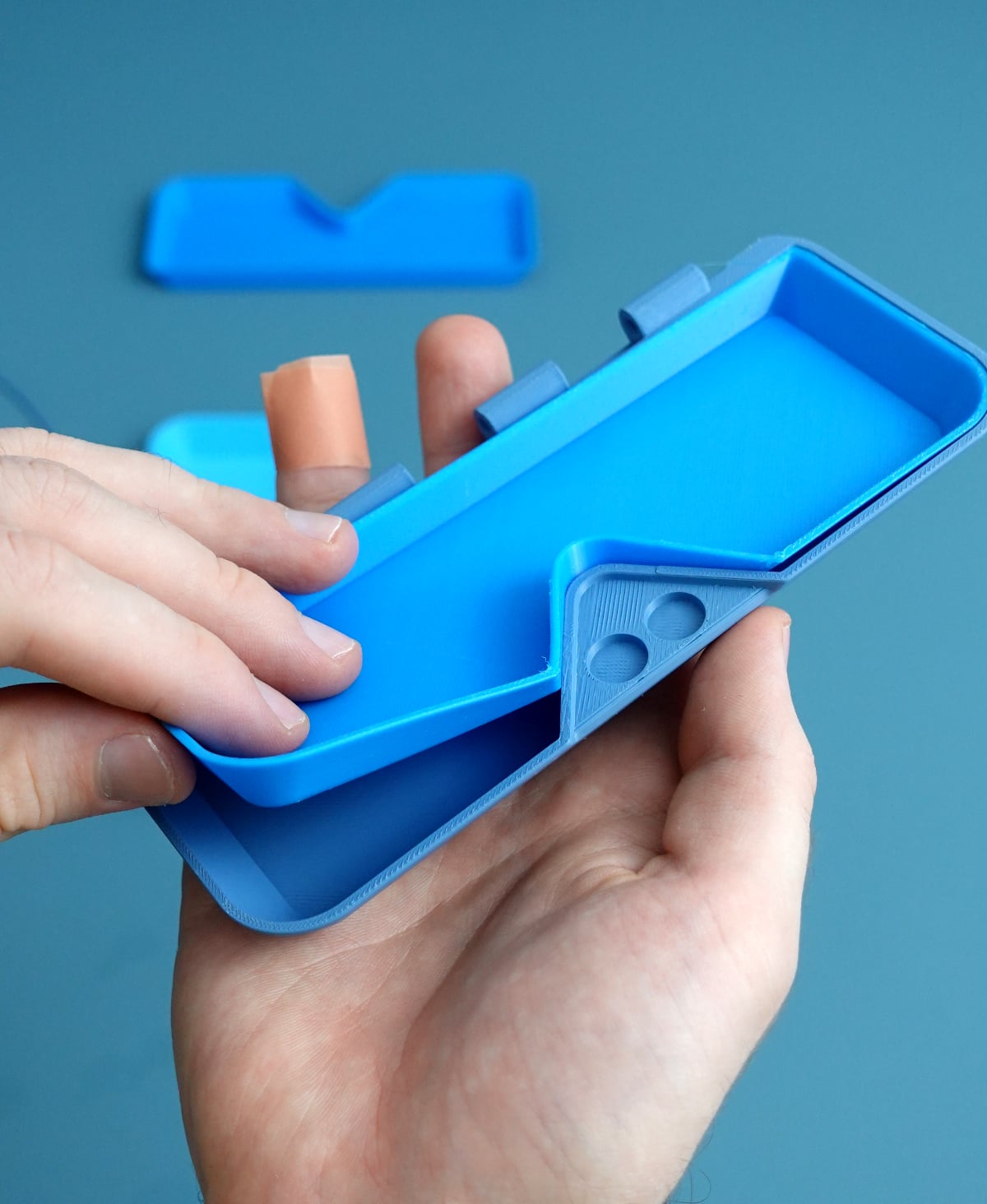 One-handed operation of the glasses case