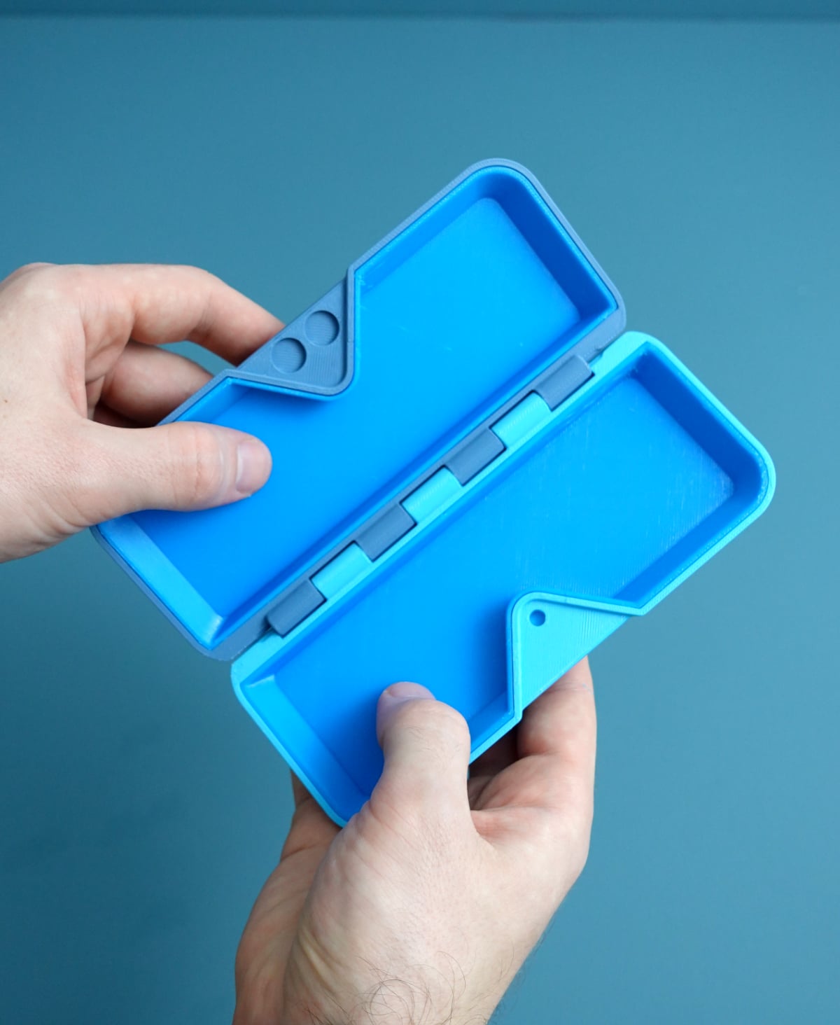 One-handed operation of the glasses case