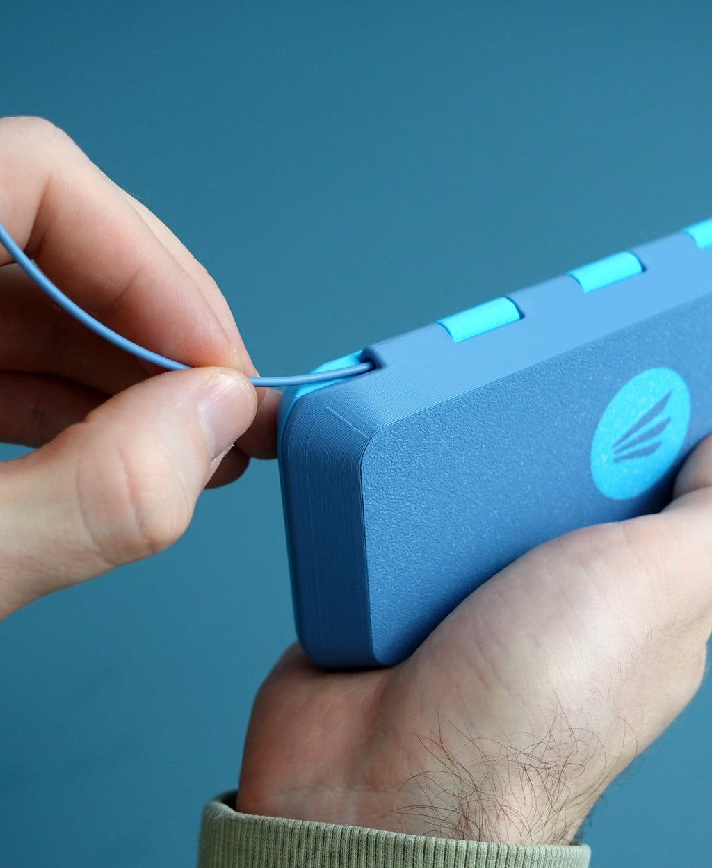 One-handed operation of the glasses case