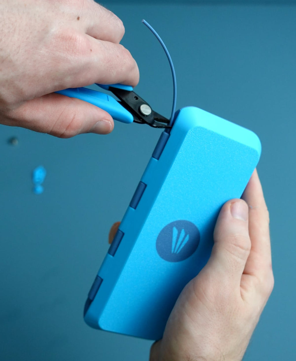 One-handed operation of the glasses case