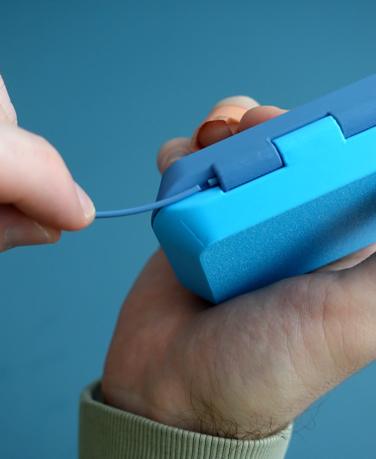 One-handed operation of the glasses case