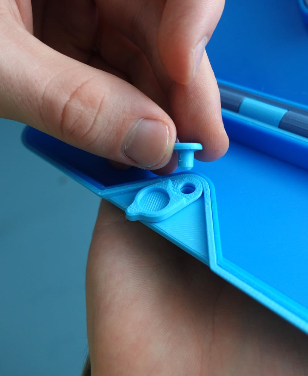 One-handed operation of the glasses case