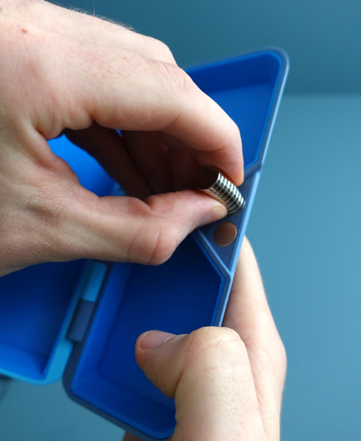 One-handed operation of the glasses case