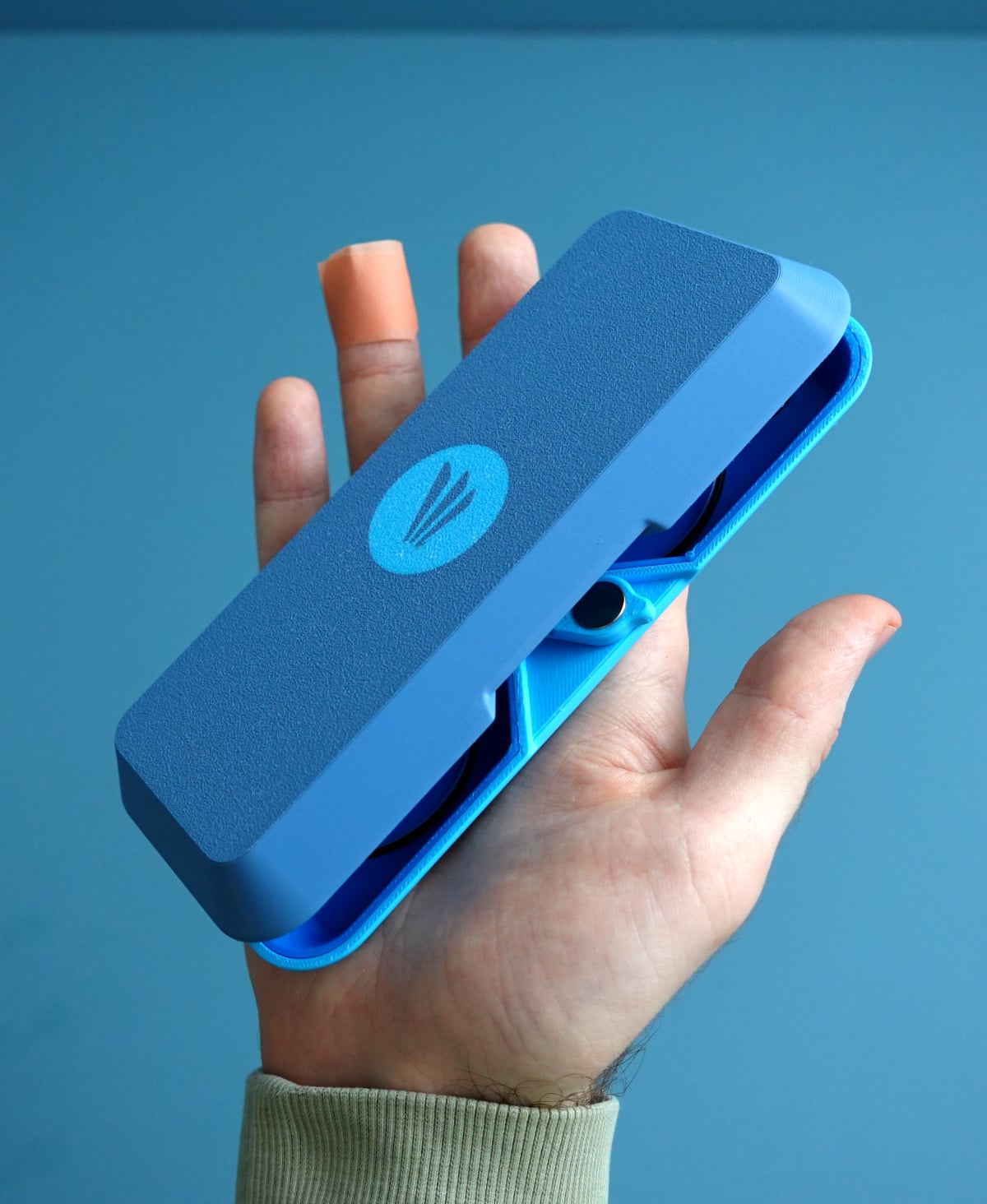 One-handed operation of the glasses case