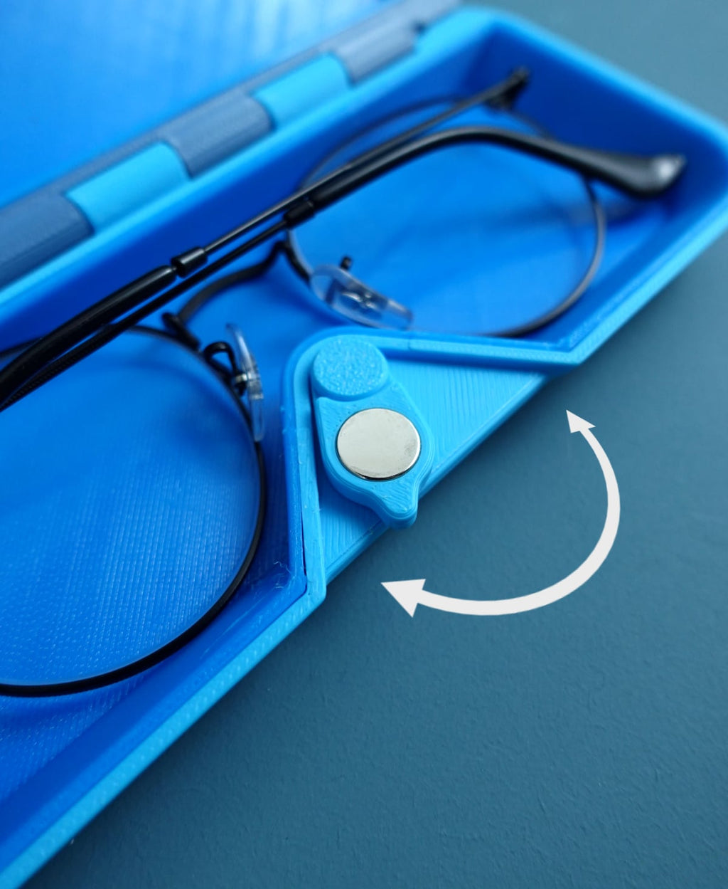 One-handed operation of the glasses case