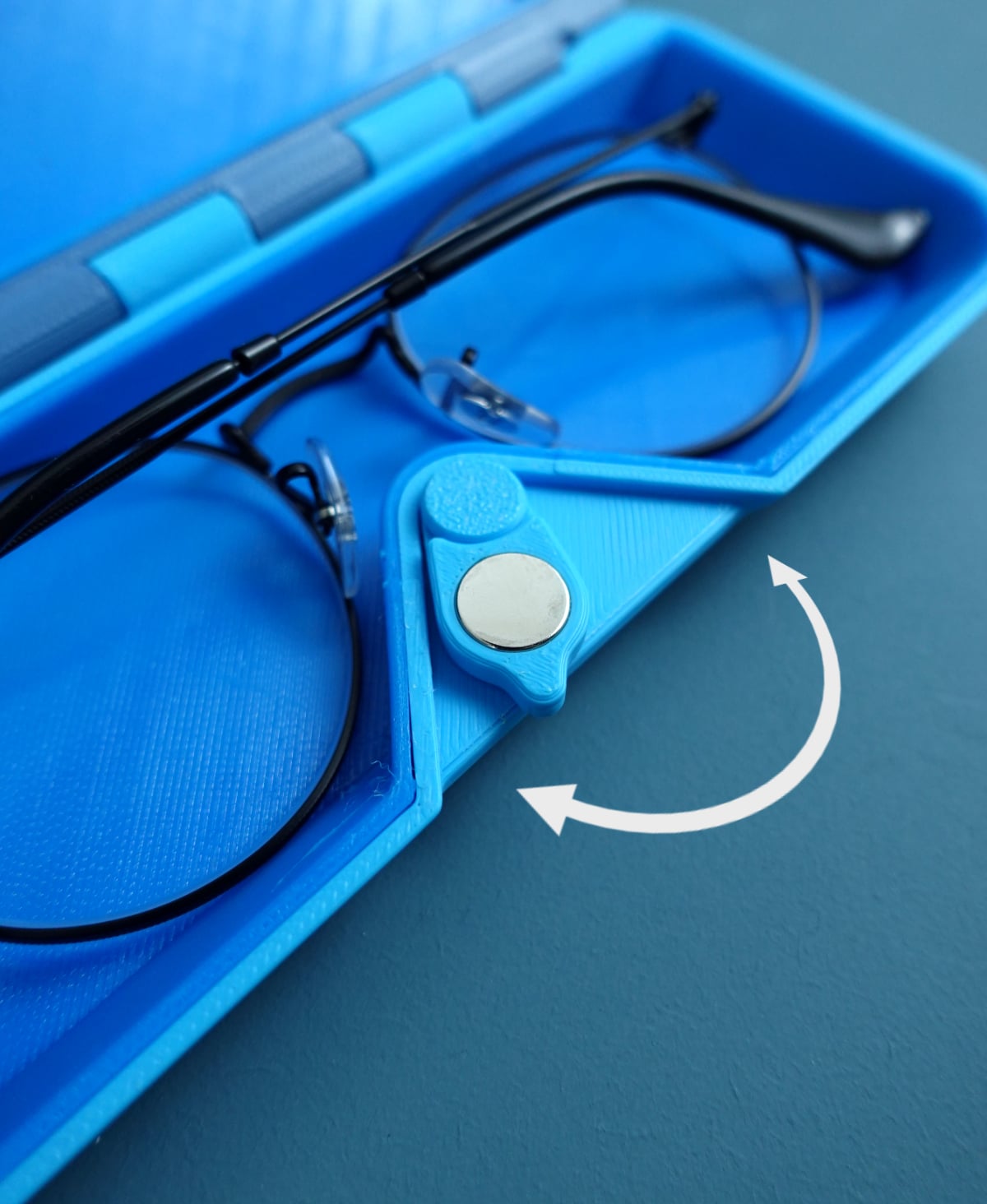One-handed operation of the glasses case